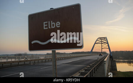 Domitz, Deutschland. 18 Dez, 2017. Bild von der Elbe in der Nähe von Domitz, Deutschland, 18. Dezember 2017 berücksichtigt. Die Domitzer Brücke wurde offiziell am 18. Dezember 1992 eingeweiht und war das gemeinsame Wachstum von Ost und West beizutragen. Es hat seit ein wichtiger Wirtschaftsfaktor in der Region geworden. Credit: Philipp Schulze/dpa/Alamy leben Nachrichten Stockfoto
