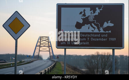 Domitz, Deutschland. 18 Dez, 2017. Bild von der Elbe in der Nähe von Domitz, Deutschland, 18. Dezember 2017 berücksichtigt. Die Domitzer Brücke wurde offiziell am 18. Dezember 1992 eingeweiht und war das gemeinsame Wachstum von Ost und West beizutragen. Es hat seit ein wichtiger Wirtschaftsfaktor in der Region geworden. Credit: Philipp Schulze/dpa/Alamy leben Nachrichten Stockfoto