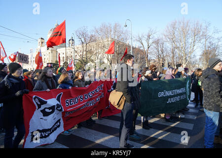 Wien, Österreich. Dezember 2017 18. Protest außerhalb der rechtsextremen Partei der Freiheit verbindet die Koalition aus Österreich. Jordanien Adkins/Alamy leben Nachrichten Stockfoto