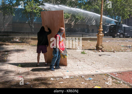 Buenos Aires, Argentinien. 18 Dez, 2017. Eine Reihe von Vorfällen passiert auf dem Plaza del Congreso, wenige Meter von der Legislative Palace, wo die Rentenreform ist die Credit: Maximiliano Javier Ramos/ZUMA Draht/Alamy Live News diskutiert werden Stockfoto