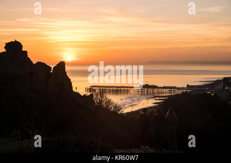 Hastings, East Sussex, UK. 18 Dez, 2017. Die Sonne hinter dem Schloss und Hastings neue Pier Credit: Carolyn Clarke/Alamy leben Nachrichten Stockfoto