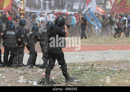 Buenos Aires, Argentinien. 18. Dezember, 2018. BUENOS AIRES, 18.12.2017: Die Umgebung des Kongresses der Nation, es ist ein Schlachtfeld zwischen Demonstranten und Sicherheitskräften, während der Sitzung zur Rentenreform, die in der Kammer der Abgeordneten am Montag in Argentinien diskutiert wird. (Credit: Néstor J. Beremblum/Alamy leben Nachrichten Stockfoto