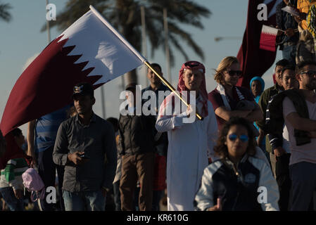 Qatar National Tag ist am 18. Dezember beobachtet das Datum 1878 als Scheich Jassim Bin Mohammed Al Thani seines Vaters als Emir und LED-Katar auf dem Weg zur Einheit zu markieren. Die Feiern wurden von der Regierung im vergangenen Jahr abgesagt Solidarität mit dem Volk von Aleppo während der Offensive zu zeigen, die von der syrischen Regierung zwingt die Stadt von den Rebellen zu wiederholen. Feierlichkeiten in diesem Jahr statt, Katar weiterhin eine Blockade zu Gesicht, jetzt im siebten Monat, durch einige seiner Golf Nachbarn verhängt. Stockfoto