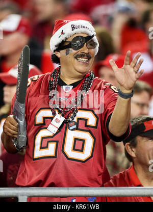 Tampa, Florida, USA. 18 Dez, 2017. MONICA HERNDON | Zeiten. Ein Tampa Bay Buccaneers Ventilator im ersten Viertel gegen die Atlanta Falcons in Tampa, Fla. am Montag, Dez. 18, 2017. Credit: Monica Herndon/Tampa Bay Zeiten/ZUMA Draht/Alamy leben Nachrichten Stockfoto