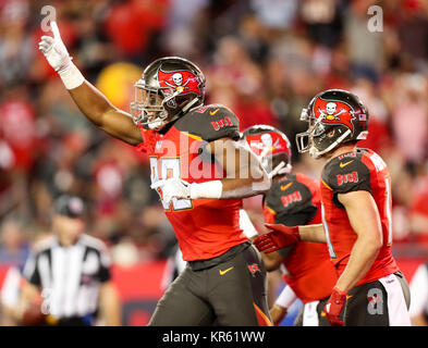 Tampa, Florida, USA. 18 Dez, 2017. MONICA HERNDON | Zeiten. Tampa Bay Buccaneers tight end O.J. Howard (80) feiert ein erstes Viertel Touchdown gegen die Atlanta Falcons in Tampa, Fla. am Montag, Dez. 18, 2017. Credit: Monica Herndon/Tampa Bay Zeiten/ZUMA Draht/Alamy leben Nachrichten Stockfoto