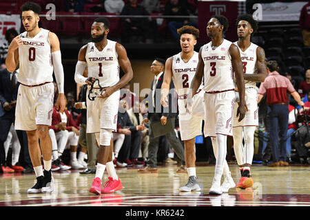Philadelphia, Pennsylvania, USA. 16 Dez, 2017. Der Tempel Team nimmt das Gericht während der Stadt 6 Basketball Spiel am Liacouras Center in Philadelphia gespielt wird. Tempel beat Drexel 63-60. Credit: Ken Inness/ZUMA Draht/Alamy leben Nachrichten Stockfoto