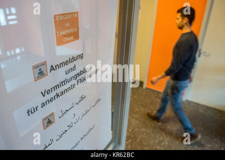 Cham, Deutschland. 11 Dez, 2017. Der Text "Anmeldung und Rekrutierung Amt für anerkannte Flüchtlinge' auf ein Schild in der Jobcenter in Cham, Deutschland, 11. Dezember 2017 geschrieben. Der regionale Direktor für Bayern der Bundesagentur für Arbeit (BA) prüft derzeit seit Anfang Herbst neue Formen der Anwerbung durch den Betrieb von mehreren Pilotprojekten. Foto: Armin Weigel/dpa/Alamy leben Nachrichten Stockfoto