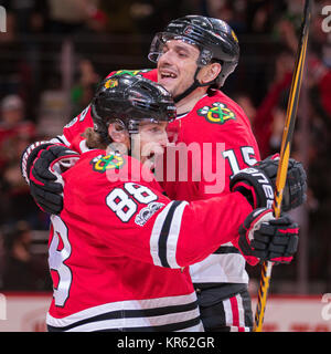 Chicago, Illinois, USA. 12 Dez, 2017. - Blackhawk #88 Patrick Kane feiert seinen gewinnenden Überstunden Ziel mit Mannschaftskameraden #15 Artem Anisimov während der National Hockey League Spiel zwischen den Chicago Blackhawks und die Florida Panthers in der vereinigten Mitte in Chicago, IL. Fotograf: Mike Wulf/CSM/Alamy leben Nachrichten Stockfoto