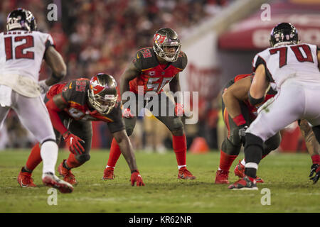 Tampa, Florida, USA. Dezember 18, 2017 - Tampa Bay Buccaneers middle linebacker Kwon Alexander (58) Während des Spiels gegen die Atlanta Falcons am Montag 18 Dezember, 2017 bei Raymond James Stadion in Tampa, Florida. Credit: Travis Pendergrass/ZUMA Draht/Alamy leben Nachrichten Stockfoto