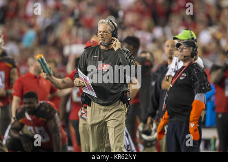 Tampa, Florida, USA. Tampa Bay Buccaneers Headcoach Dirk Koetter während des Spiels gegen die Atlanta Falcons am Montag 18 Dezember, 2017 bei Raymond James Stadion in Tampa, Florida. 18 Dez, 2017. Credit: Travis Pendergrass/ZUMA Draht/Alamy leben Nachrichten Stockfoto