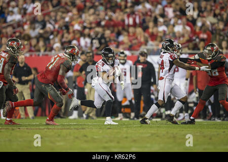 Tampa, Florida, USA. Dezember 18, 2017 - Atlanta Falcons zurück laufen Terron Ward (28) trägt den Ball während des Spiels gegen theTampa Bay Buccaneers am Montag 18 Dezember, 2017 bei Raymond James Stadion in Tampa, Florida. Credit: Travis Pendergrass/ZUMA Draht/Alamy leben Nachrichten Stockfoto