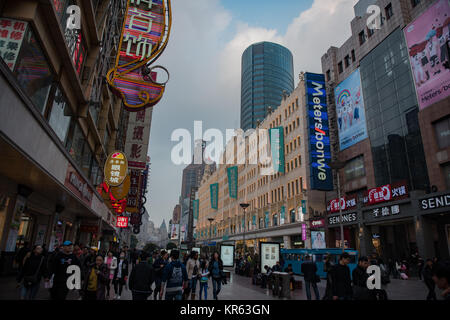 Shanghai, China - 31. März 2016: Shanghai City Center am Abend. Stockfoto