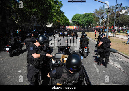 Buenos Aires, Argentinien. 18 Dez, 2017. Richtlinien während eines Protestes gegen die Rentenreform am 18. Dezember 2017 in Buenos Aires, Argentinien. Credit: Gabriel Sotelo/FotoArena/Alamy leben Nachrichten Stockfoto