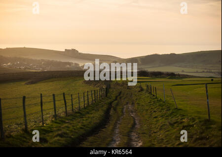 Brighton, East Sussex. Dezember 2017 19. UK Wetter. Am frühen Morgen hund Wanderer und Reiter an der Brighton Racecourse und Weide Tal Zeuge einer unglaublichen Sonnenaufgang über den South Downs National Park auf einem Eiskalt und frostigen Morgen an der Südküste. Credit: Francesca Moore/Alamy leben Nachrichten Stockfoto