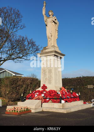 Sheerness, Kent, Großbritannien. 19 Dez, 2017. UK Wetter: einen sonnigen Wintertag mit klaren tief blauen Himmel. Blauer Himmel hinter dem Sheerness War Memorial. Credit: James Bell/Alamy leben Nachrichten Stockfoto