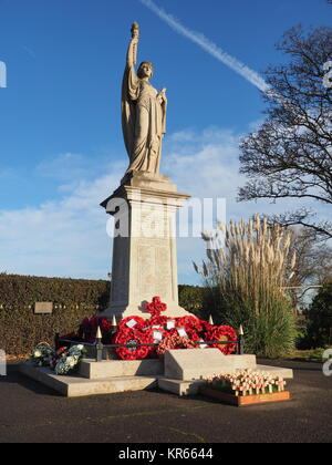 Sheerness, Kent, Großbritannien. 19 Dez, 2017. UK Wetter: einen sonnigen Wintertag mit klaren tief blauen Himmel. Blauer Himmel hinter dem Sheerness War Memorial. Credit: James Bell/Alamy leben Nachrichten Stockfoto