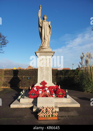 Sheerness, Kent, Großbritannien. 19 Dez, 2017. UK Wetter: einen sonnigen Wintertag mit klaren tief blauen Himmel. Blauer Himmel hinter dem Sheerness War Memorial. Credit: James Bell/Alamy leben Nachrichten Stockfoto