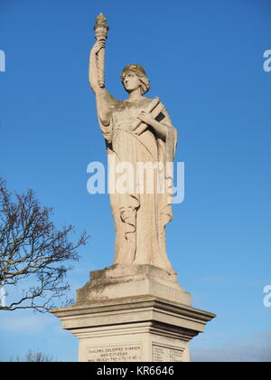 Sheerness, Kent, Großbritannien. 19 Dez, 2017. UK Wetter: einen sonnigen Wintertag mit klaren tief blauen Himmel. Blauer Himmel hinter dem Sheerness War Memorial. Credit: James Bell/Alamy leben Nachrichten Stockfoto