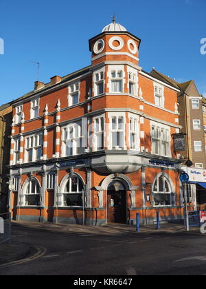 Sheerness, Kent, Großbritannien. 19 Dez, 2017. UK Wetter: einen sonnigen Wintertag mit klaren tief blauen Himmel. Das Royal Hotel, Sheerness, Kent, England, Großbritannien von Sir Edward Banken im Jahr 1825 gebaut. Credit: James Bell/Alamy leben Nachrichten Stockfoto