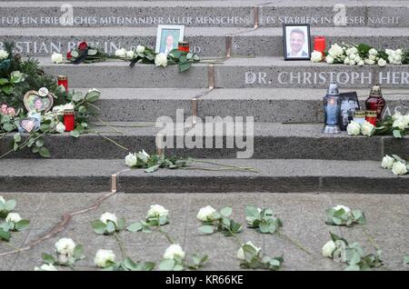 Berlin. 19 Dez, 2017. Foto auf Dez. 19, 2017 zeigt eine Ansicht von Memorial knacken die 1. Jahrestag des Angriffs auf einem Weihnachtsmarkt auf dem Breitscheidplatz in Berlin, Hauptstadt der Bundesrepublik Deutschland zu gedenken. Credit: Shan Yuqi/Xinhua/Alamy leben Nachrichten Stockfoto