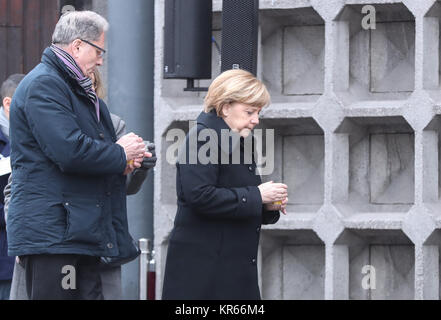 Berlin, Deutschland. 19 Dez, 2017. Die deutsche Bundeskanzlerin Angela Merkel (R) nimmt an den Feierlichkeiten zum 1. Jahrestag des Angriffs auf einem Weihnachtsmarkt auf dem Breitscheidplatz in Berlin, Hauptstadt der Bundesrepublik Deutschland, am Dez. 19, 2017. Credit: Shan Yuqi/Xinhua/Alamy leben Nachrichten Stockfoto