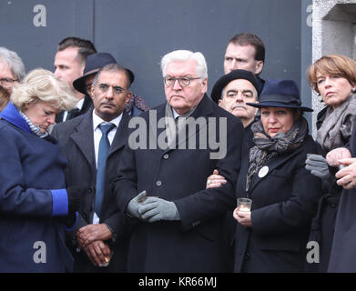 Berlin, Deutschland. 19 Dez, 2017. Deutsche Präsident Frank-Walter Steinmeier (C) nimmt an den Feierlichkeiten zum 1. Jahrestag des Angriffs auf einem Weihnachtsmarkt auf dem Breitscheidplatz in Berlin, Hauptstadt der Bundesrepublik Deutschland, am Dez. 19, 2017. Credit: Shan Yuqi/Xinhua/Alamy leben Nachrichten Stockfoto