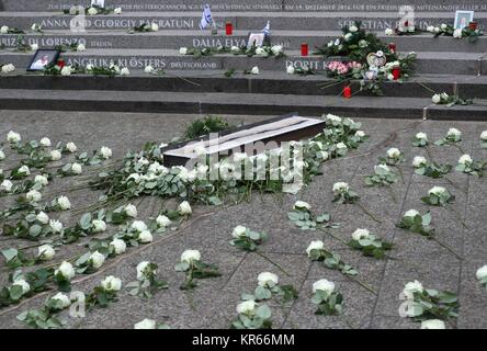 Berlin. 19 Dez, 2017. Foto auf Dez. 19, 2017 zeigt eine Ansicht des Gedenkens an die 1. Jahrestag des Angriffs auf einem Weihnachtsmarkt auf dem Breitscheidplatz in Berlin, Hauptstadt der Bundesrepublik Deutschland. Credit: Shan Yuqi/Xinhua/Alamy leben Nachrichten Stockfoto