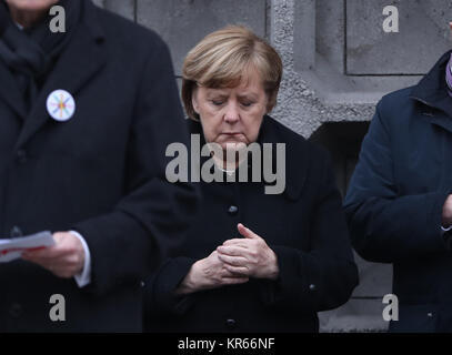 Berlin, Deutschland. 19 Dez, 2017. Die deutsche Bundeskanzlerin Angela Merkel besucht Gedenkfeier für den 1. Jahrestag des Angriffs auf einen Weihnachtsmarkt auf dem Breitscheidplatz in Berlin, Hauptstadt der Bundesrepublik Deutschland, am Dez. 19, 2017. Credit: Shan Yuqi/Xinhua/Alamy leben Nachrichten Stockfoto