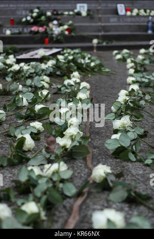 Berlin. 19 Dez, 2017. Foto auf Dez. 19, 2017 zeigt eine Ansicht von Memorial knacken die 1. Jahrestag des Angriffs auf einem Weihnachtsmarkt auf dem Breitscheidplatz in Berlin, Hauptstadt der Bundesrepublik Deutschland zu gedenken. Credit: Shan Yuqi/Xinhua/Alamy leben Nachrichten Stockfoto