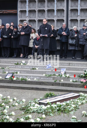 Berlin, Deutschland. 19 Dez, 2017. Bürgermeister von Berlin Michael Müller (vorne C) liefert eine Rede bei der Gedenkfeier für den 1. Jahrestag des Angriffs auf einen Weihnachtsmarkt auf dem Breitscheidplatz in Berlin, Hauptstadt der Bundesrepublik Deutschland, am Dez. 19, 2017. Credit: Shan Yuqi/Xinhua/Alamy leben Nachrichten Stockfoto