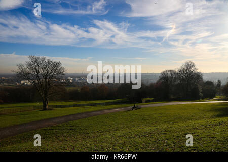 Alexandra Palace. London, Großbritannien. 19 Dez, 2017. Die sonnigen Tag mit blauen Himmel über Alexandra Palace Park. Credit: Dinendra Haria/Alamy leben Nachrichten Stockfoto