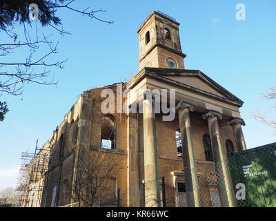 Sheerness, Kent, Großbritannien. 19 Dez, 2017. Sheerness Dockyard Kirche Vertrauen (Vorsitzende wird Palin Sohn von Michael Palin) hat Hugh Broughton Architekten auf die Restaurierung, die darauf abzielt, die Grad II * denkmalgeschützte Gebäude am Eingang der ehemaligen Königlichen Werft auf der Insel Sheppey zu verwandeln, im Jahr 2001 durch einen Brand schwer beschädigt. Dies ist eine wegweisende £ 4,75 m Heritage Lottery Fund Projekt (zusätzliche Mittel aus historischen England). Das Gebäude ist ein architektonisches Meisterwerk und eines der wichtigsten Gebäude in Gefahr in den Südosten. Credit: James Bell/Alamy leben Nachrichten Stockfoto