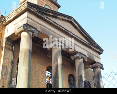 Sheerness, Kent, Großbritannien. 19 Dez, 2017. Sheerness Dockyard Kirche Vertrauen (Vorsitzende wird Palin Sohn von Michael Palin) hat Hugh Broughton Architekten auf die Restaurierung, die darauf abzielt, die Grad II * denkmalgeschützte Gebäude am Eingang der ehemaligen Königlichen Werft auf der Insel Sheppey zu verwandeln, im Jahr 2001 durch einen Brand schwer beschädigt. Dies ist eine wegweisende £ 4,75 m Heritage Lottery Fund Projekt (zusätzliche Mittel aus historischen England). Das Gebäude ist ein architektonisches Meisterwerk und eines der wichtigsten Gebäude in Gefahr in den Südosten. Credit: James Bell/Alamy leben Nachrichten Stockfoto