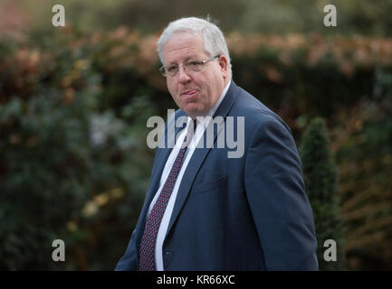 Downing Street, London, UK. 19. Dezember 2017. Letzte Kabinettssitzung in Downing Street vor Weihnachten. Patrick McLoughlin, Kanzler des Herzogtums Lancaster, ankommen. Credit: Malcolm Park/Alamy Leben Nachrichten. Stockfoto