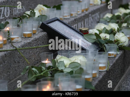 Berlin. 19 Dez, 2017. Foto auf 19.12.2017, zeigt weiße Rosen, Kerzen und ein Foto des Opfers an der Gedenkfeier für den 1. Jahrestag des Angriffs auf einen Weihnachtsmarkt auf dem Breitscheidplatz in Berlin, Hauptstadt der Bundesrepublik Deutschland. Credit: Shan Yuqi/Xinhua/Alamy leben Nachrichten Stockfoto