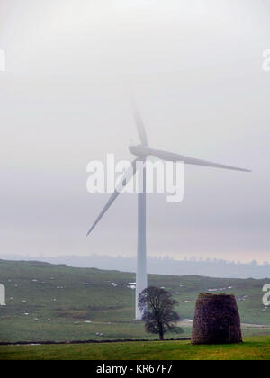 Brassington, Derbyshire. 19. Dezember, 2017. UK Wetter Windenergieanlagen drehen in der kalte Nebel in der Nähe von Brassington, Harborough Felsen & High Peak Trail, Derbyshire, Peak District National Park Credit: Doug Blane/Alamy leben Nachrichten Stockfoto