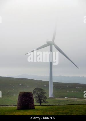 Brassington, Derbyshire. 19. Dezember, 2017. UK Wetter Windenergieanlagen drehen in der kalte Nebel in der Nähe von Brassington, Harborough Felsen & High Peak Trail, Derbyshire, Peak District National Park Credit: Doug Blane/Alamy leben Nachrichten Stockfoto