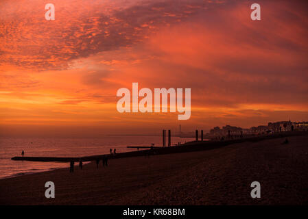 Brighton, East Sussex. Dezember 2017 19. UK Wetter. Bright Red Skies bei Sonnenuntergang am Ende des Tages, wo eine Herde von Tausende von Staren, die auf eine murmuration Anzeige oberhalb von Brighton West Pier. Credit: Francesca Moore/Alamy leben Nachrichten Stockfoto