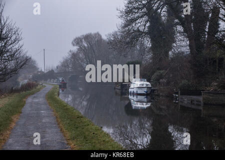 Bolton le Sands Lancashire, UK. 19. Dezember, 2017. Blick durch den Nebel und Regen der Treidelpfad der Lancaster Canal in Bolton le Sands Credit: David Billinge/Alamy leben Nachrichten Stockfoto