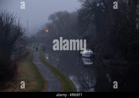 Bolton le Sands Lancashire, UK. 19. Dezember, 2017. Blick durch den Nebel und Regen der Treidelpfad der Lancaster Canal in Bolton le Sands Credit: David Billinge/Alamy leben Nachrichten Stockfoto