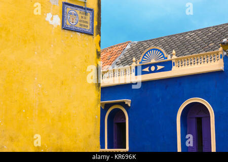 Gelb und Blau koloniale Architektur Stockfoto