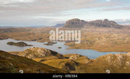 Die markante eiszeitliche Landschaft von Inverpolly Wald in Assynt, in den Highlands von Schottland, mit suilven Berg erhebt aus einem Komplex von l Stockfoto