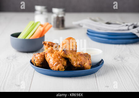 Buffalo Chicken Wings mit Sellerie Karotten sticks Stockfoto