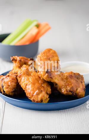 Buffalo Chicken Wings mit Sellerie Karotten sticks Stockfoto