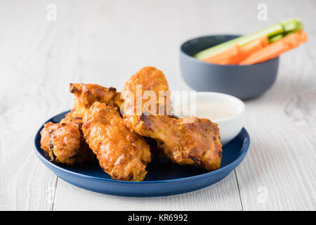 Buffalo Chicken Wings mit Sellerie Karotten sticks Stockfoto