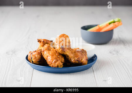 Buffalo Chicken Wings mit Sellerie Karotten sticks Stockfoto