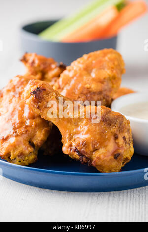 Buffalo Chicken Wings mit Sellerie Karotten sticks Stockfoto