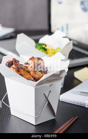 Büro mitnehmen Mittagessen mit Computer Laptop Stockfoto