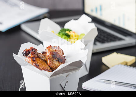 Büro mitnehmen Mittagessen mit Computer Laptop Stockfoto