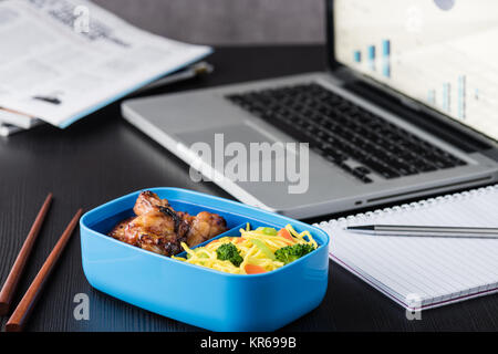 Home Kochen bento box während der Mittagspause mit Computer Laptop Stockfoto